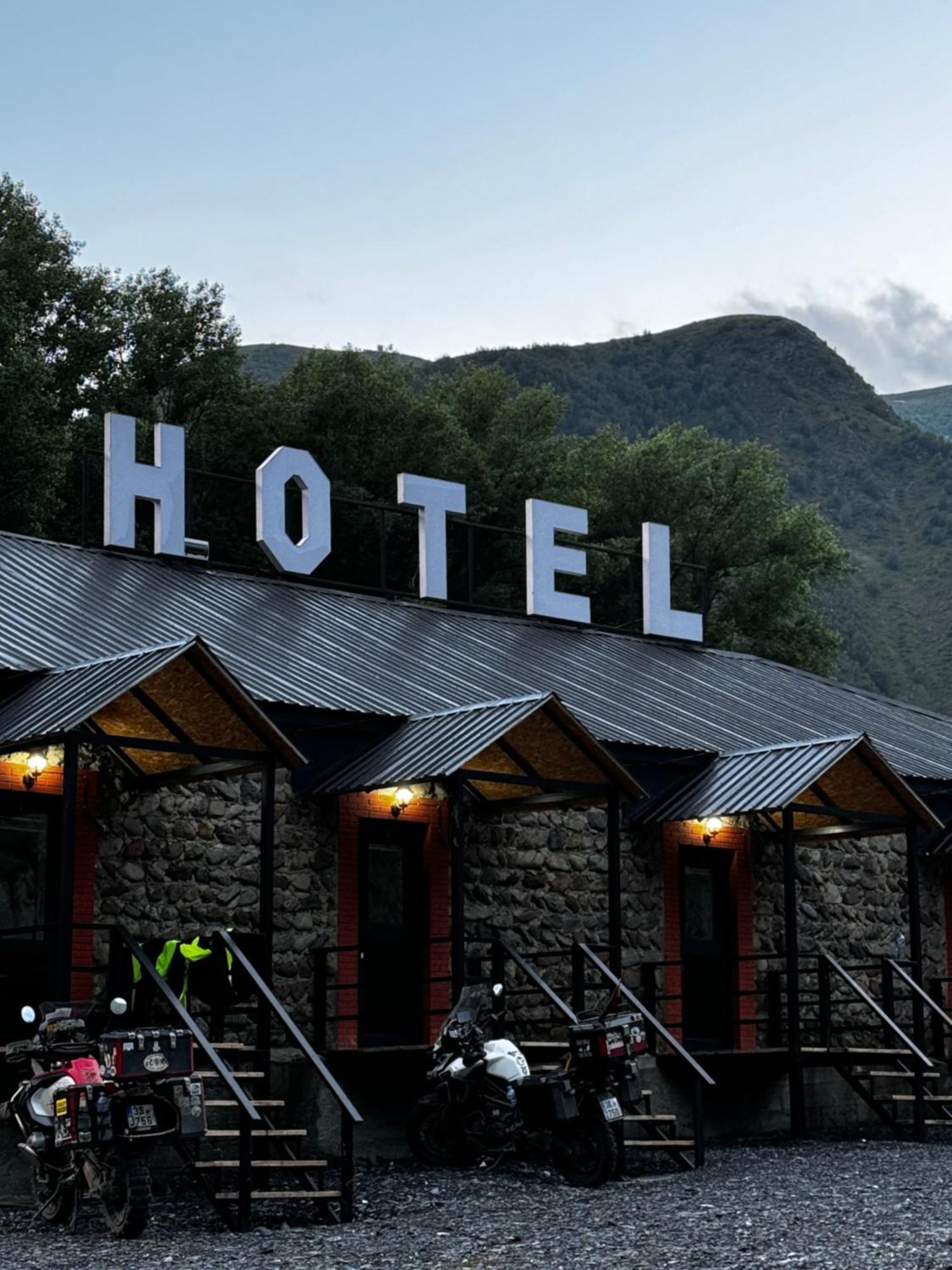 Hotel Pavilion Garden Kazbegi Bagian luar foto
